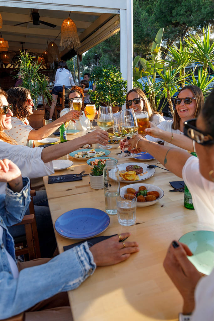 Brindis en la terraza de Mínim Gastrobar