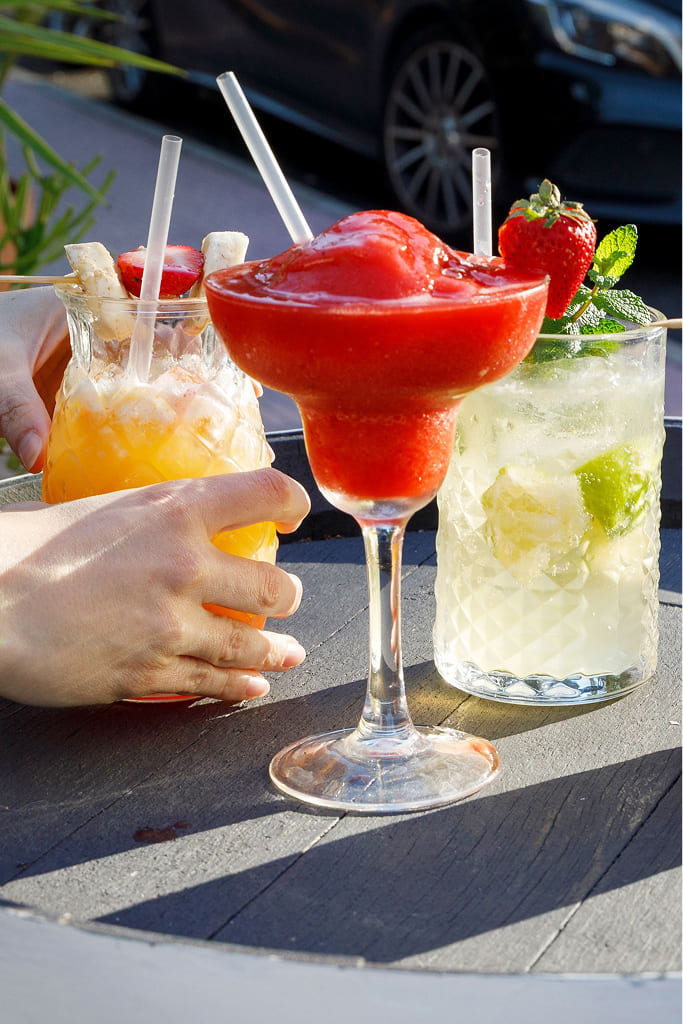 Cocteles en la terraza del restaurante Minim Gastrobar, en Portocolom